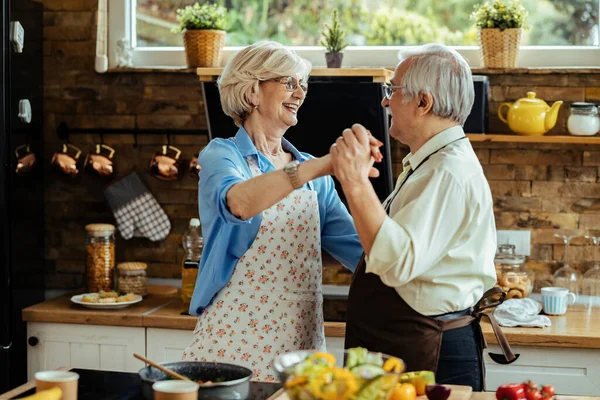 Happy Senior Couple Having Fun Dancing While Preparing Lunch Kitchen — Foto Stock