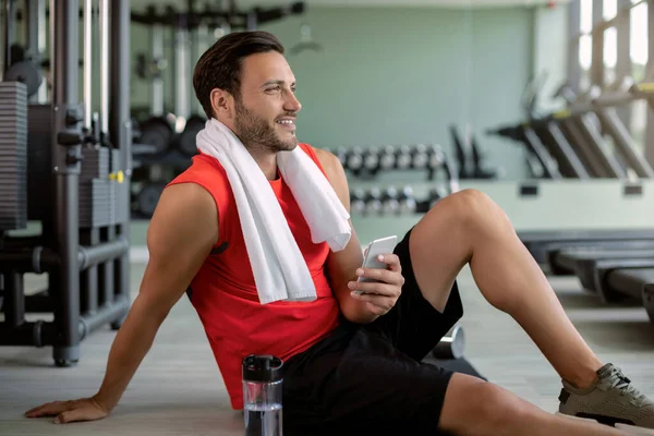 Young Happy Sportsman Relaxing Floor While Using Mobile Phone Gym — Φωτογραφία Αρχείου