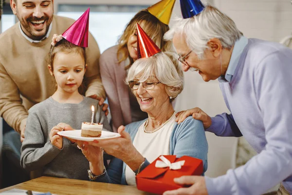 Счастливая Расширенная Семья Празднует День Рождения Пожилой Женщины Удивляет Тортом — стоковое фото