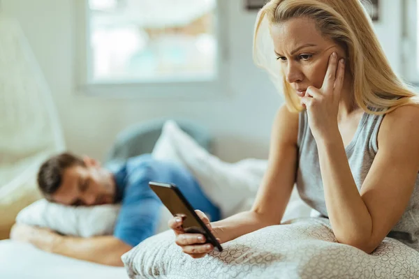 Suspicions Woman Using Boyfriend Mobile Phone While Sleeping Bed Her — Foto de Stock