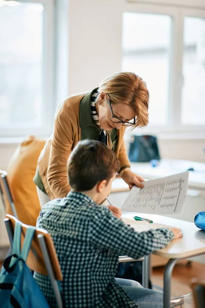 Elementary Teacher Helping Schoolboy Lesson Classroom — Stok Foto