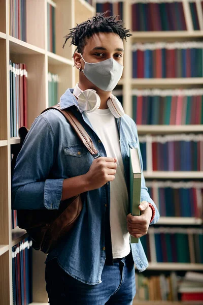 African American University Student Wearing Protective Face Mask While Studying Obrazy Stockowe bez tantiem