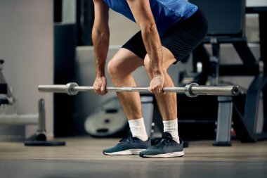 Spor salonunda halter kullanarak tanınmayacak kadar olgun bir sporcu..