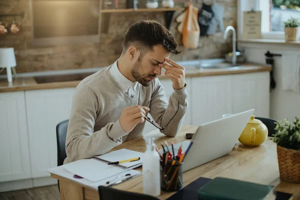 Young Entrepreneur Feeling Stressed Out Holding His Head Pain While — Foto de Stock