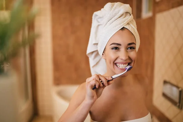 Красива Жінка Чистить Зуби Зубною Щіткою Ванній — стокове фото