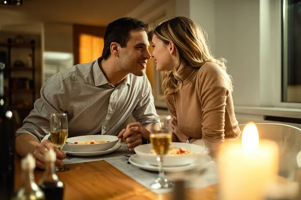 Romantic Couple Kiss While Holding Hands Dinner Dinning Table — стоковое фото