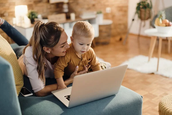 Cute Little Boy Using Computer His Mother While Relaxing Home — Φωτογραφία Αρχείου