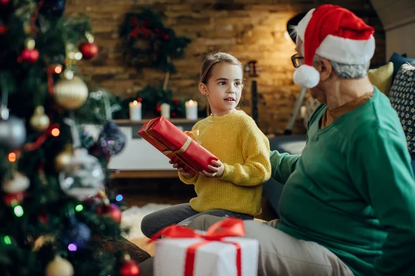 Little Girl Talking Grandfather While Receiving Gift Box Him Christmas — ストック写真