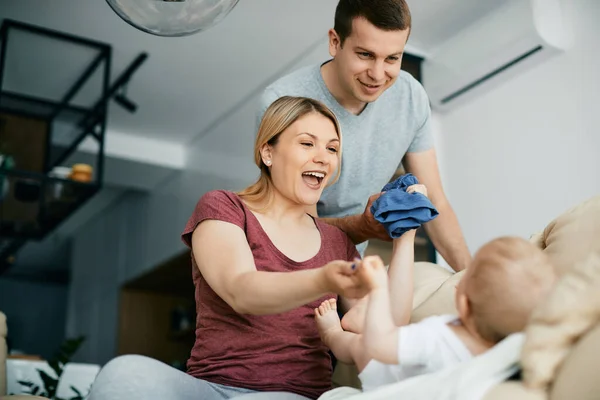 Cheerful Woman Her Husband Having Fun While Dressing Baby Living — Foto Stock