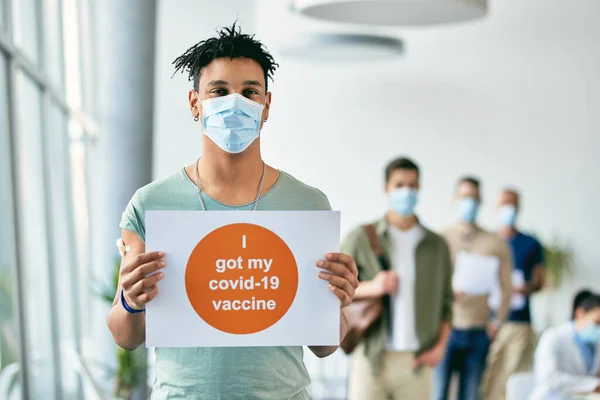 Happy African American Man Showing Placard Got Covid Vaccine Immunization — Zdjęcie stockowe