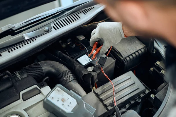 Close Auto Mechanic Attaching Jumper Cables While Checking Car Battery — Stock fotografie