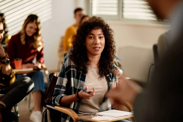 Black College Student Communicating Her Teacher Class Classroom — Fotografia de Stock