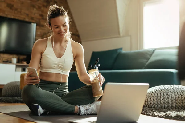 Young Happy Athletic Woman Relaxing Floor Using Laptop While Drinking — Photo