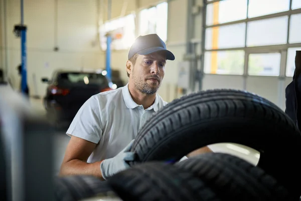 Auto Repairman Stacking Car Tires Rack While Working Workshop — ストック写真