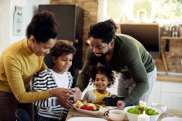 Happy Black Parents Kids Serving Food Family Lunch Dining Room — Foto de Stock