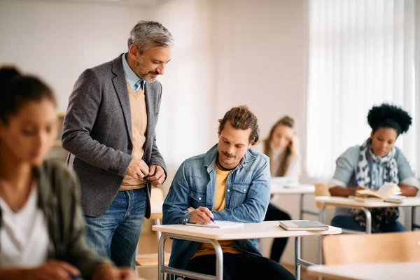 Mid Adult Student Learning Teacher Assistance Class Lecture Hall — Stock Fotó