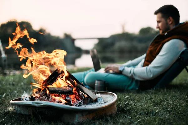 Close Bonfire Man Using Computer Background — 图库照片