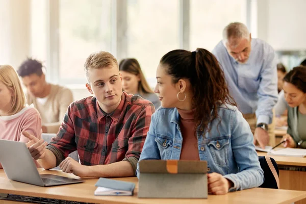 Young Student His Female Friend Talking While Using Laptop Touchpad — Stockfoto