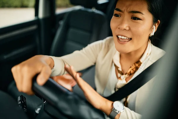 Asian Businesswoman Feeling Frustrated Honking While Commuting Work Car — стоковое фото