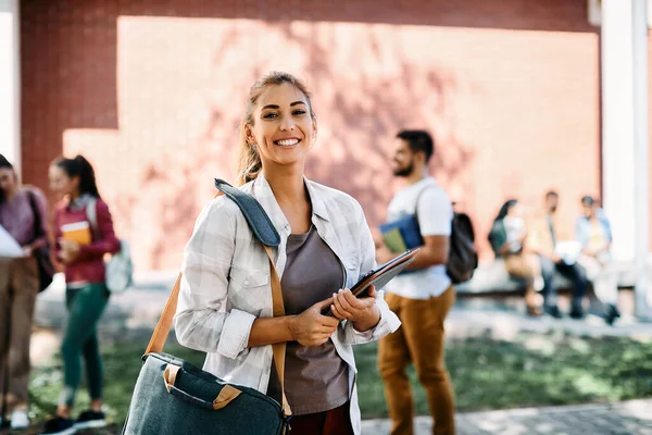 Portrait Happy Female Student Going Lecture University Looking Camera — Stockfoto
