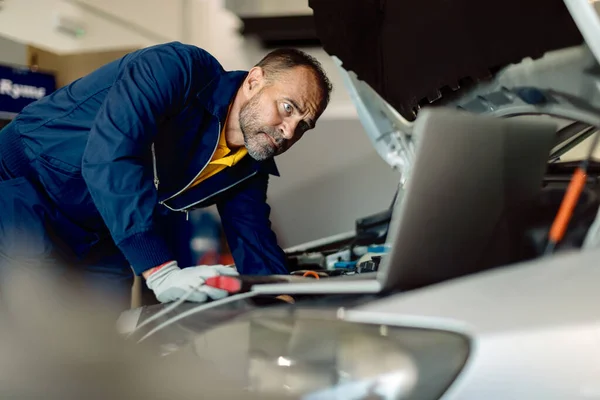 Auto Repairman Using Laptop While Doing Diagnostic Car Engine Workshop — Fotografia de Stock