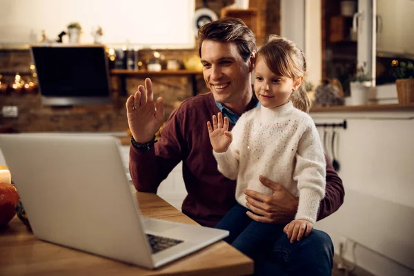Happy Father Daughter Using Laptop Greeting Someone While Making Video — Φωτογραφία Αρχείου