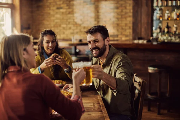Щасливі Друзі Тости Пивом Під Час Їжі Пабі Фокус Людині — стокове фото