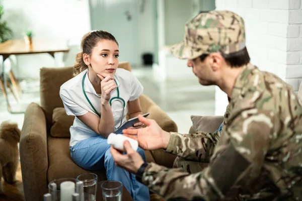Female Healthcare Worker Talking Military Man While Having Counselling His — ストック写真