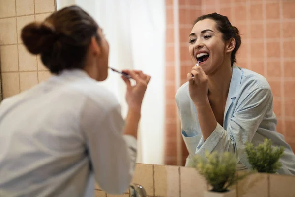 Відображення Дзеркалі Щасливої Жінки Чистить Зуби Вранці — стокове фото