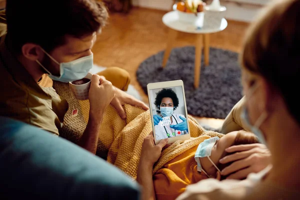 Close Family Having Video Call Doctor Consulting Medicines Coronavirus Pandemic — Fotografia de Stock