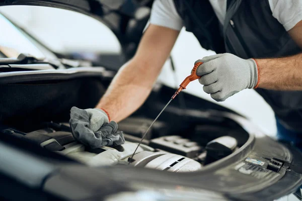 Close Car Mechanic Checking Motor Oil Repair Shop — Fotografia de Stock