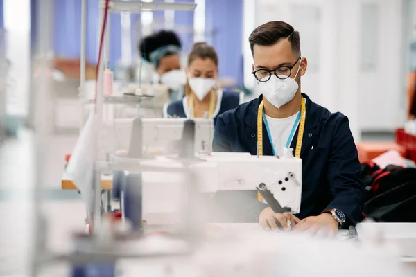 Male Dressmaker Working Production Line Textile Factory Wearing Face Mask — Stok Foto