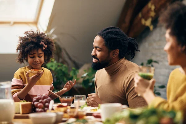 Happy Black Father Communicating His Daughter Family Meal Dining Table — Foto de Stock