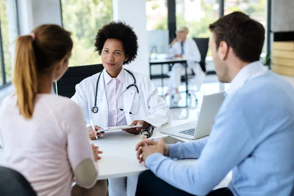 Black Female Doctor Talking Couple Medical Counseling Hospital — Fotografia de Stock