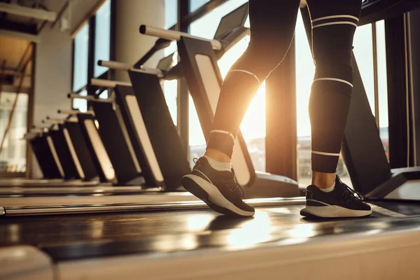 Close Athletic Woman Warming Walking Treadmill Gym Copy Space — Fotografia de Stock