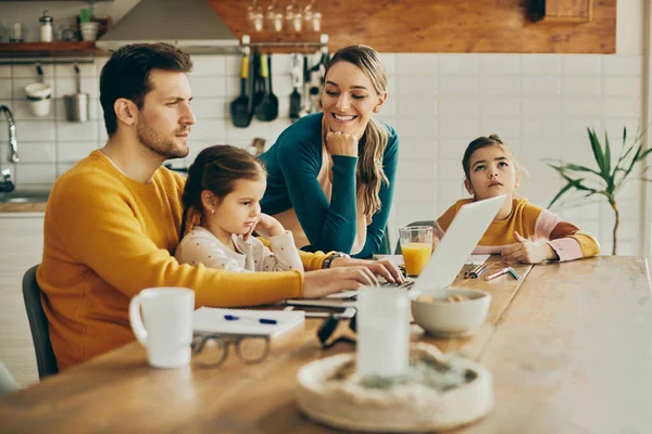 Mutfakta mutlu bir aile