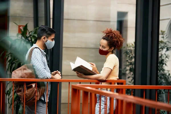 Happy Students Face Masks Communicating While Going Lecture Campus — Foto Stock
