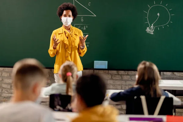 Black Teacher Protective Face Mask Teaching Her Students Class Elementary — Stok Foto
