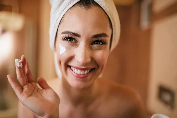 Beautiful Smiling Woman Applying Face Cream Bathroom — Φωτογραφία Αρχείου