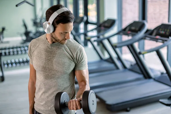 Male Athlete Doing Strength Exercises Hand Weights Health Club — Φωτογραφία Αρχείου