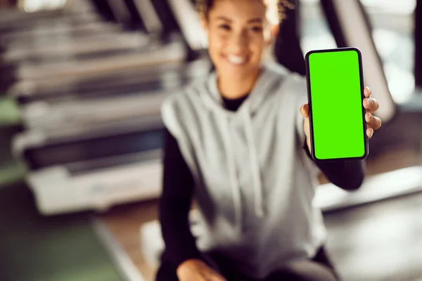Close Sportswoman Showing Screen Her Mobile Phone Sports Training Gym — Stockfoto