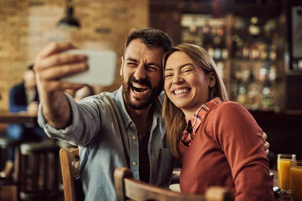 Молода Щаслива Пара Розважається Розмовляючи Селфі Кафе — стокове фото