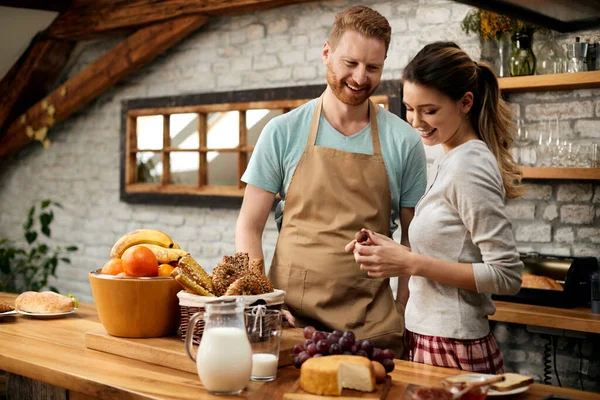 Happy Couple Communicating While Preparing Food Morning Home — Fotografia de Stock