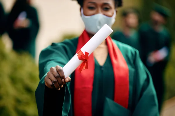 Close African American Graduate Holding University Certificate Wearing Face Mask — Foto Stock