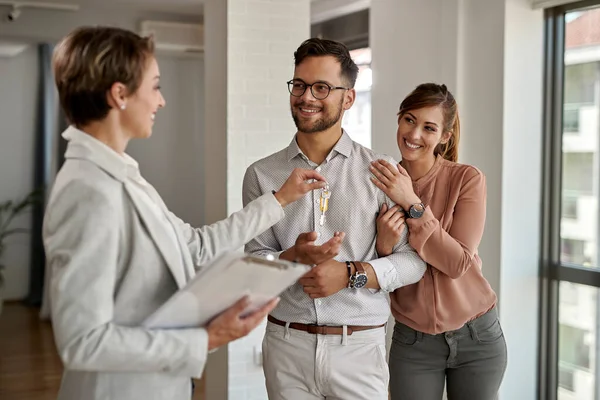 Young Happy Couple Receiving New House Keys Real Estate Agent — Foto Stock