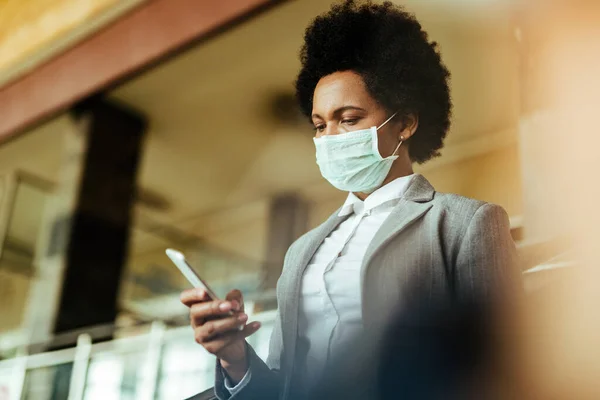 Black Businesswoman Wearing Face Mask Using Smart Phone While Sending — Foto Stock