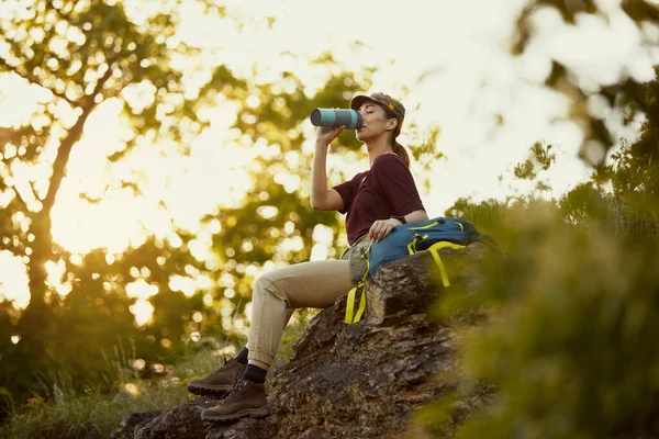 Low Angle View Female Hiker Resting Drinking Water While Sitting — Stock Photo, Image