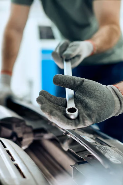 Close Repairmen Using Wrench While Maintaining Car Engine Workshop — Fotografia de Stock