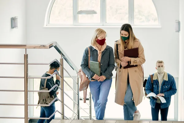 Young Women Wearing Face Masks Talking While Attending University Classes — Foto Stock