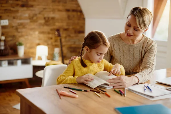 Happy Mother Teaching Her Daughter Read Homeschooling — Foto de Stock
